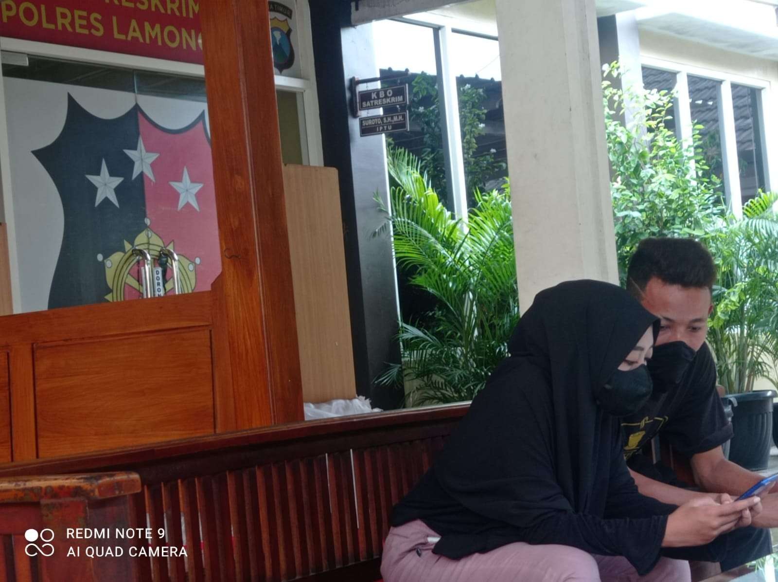 Fik saat bersama Put, istrinya di Mapolres Lamongan (Foto:Imron Rosidi/Ngopibareng.id)