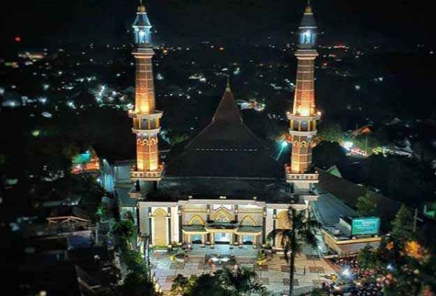 Masjid Jami' Jombang, Jawa Timur. (Foto: Travellers)