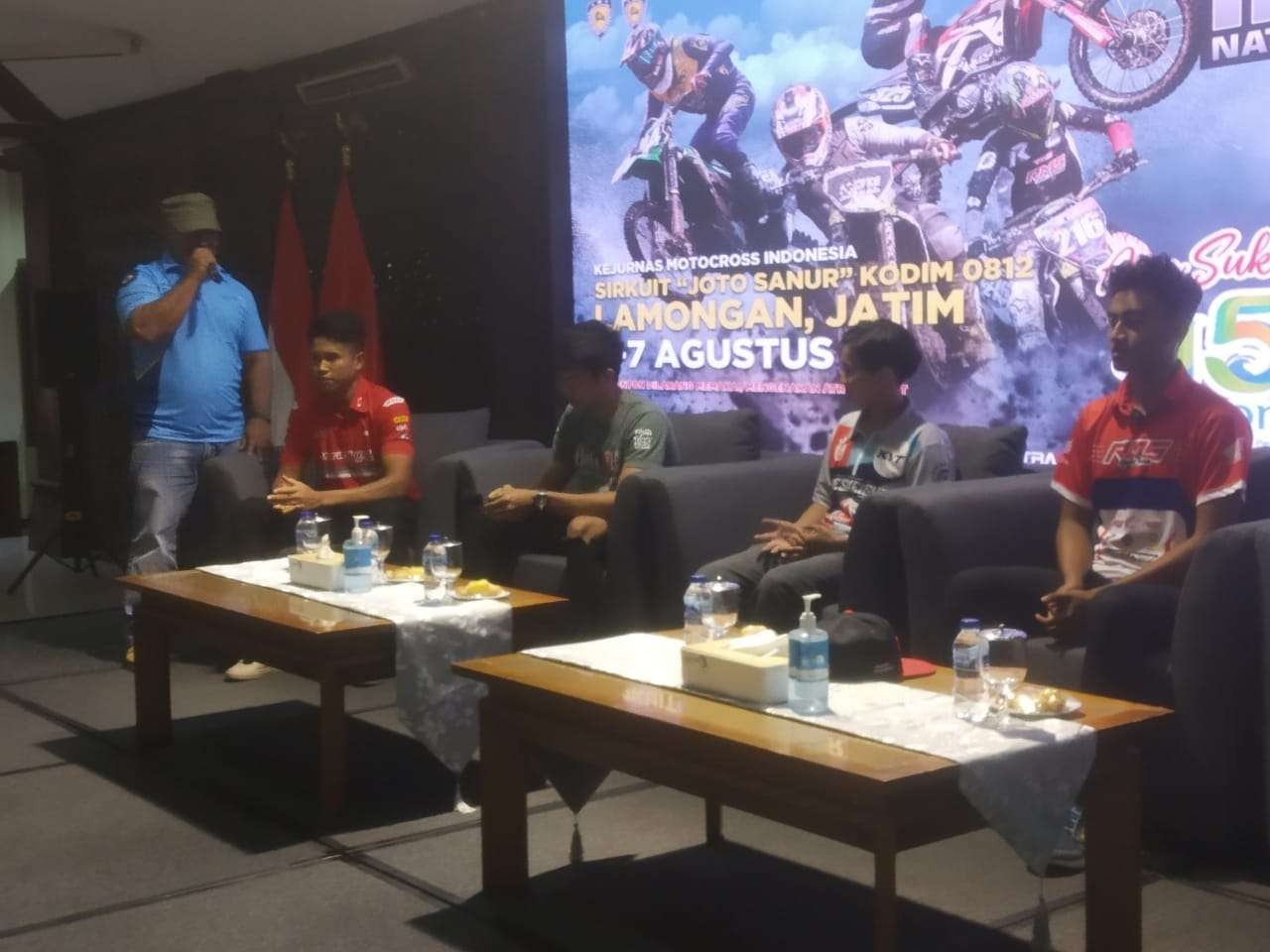 Para pembalap dari pelbagai daerah di tanah air saat pertemuan di Pendapa Lokatantra Pemkab Lamongan. (Imron Rosidi/Ngopibareng.id)