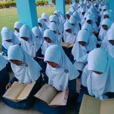 Para santri menuntut ilmu di Pondok Pesantren, melanjutkan tradisi keislaman di Nusantara. (Foto: Istimewa)