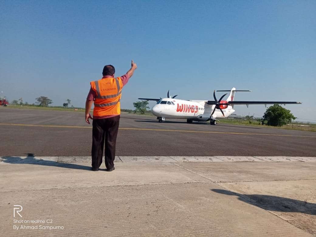 Wings Air mendarat mulus di Bandara Ngloram, Jumat 5 Agustus 2022. (Foto: Ahmad Sampurno /Ngopibareng.id)
