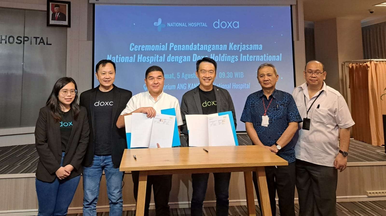 CEO National Hospital, Ang Hoey Tiong (memakai kemeja putih) dengan Henry Kwan, salah satu pendiri Doxa dan tim saat melakukan kerjasama. (Foto: Pita Sari/Ngopibareng.id)