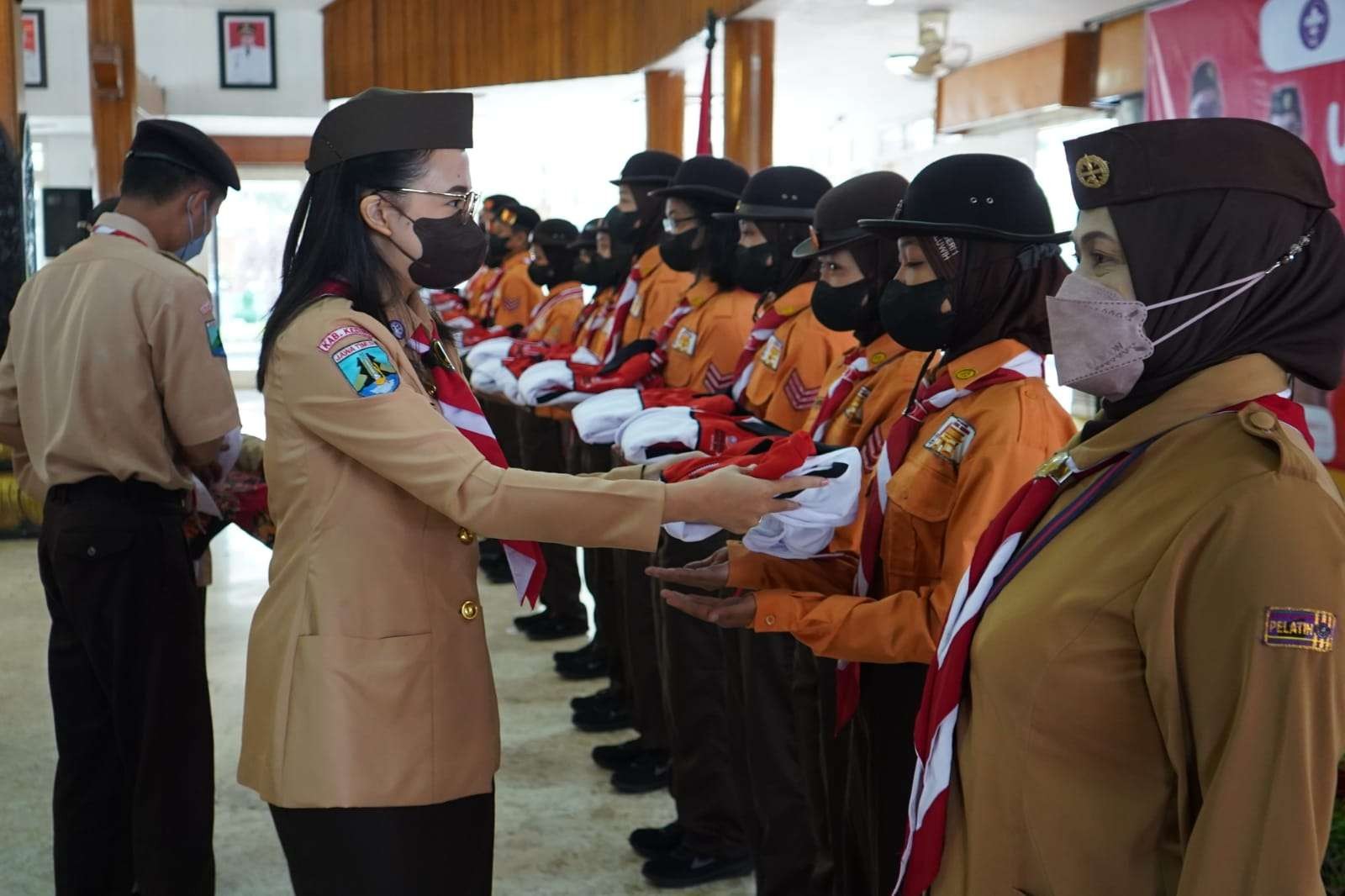 Ketua Kwartir Cabang Gerakan Pramuka Kabupaten Kediri Eriani Annisa Hanindhito melepas kontingen (Foto: istimewa)