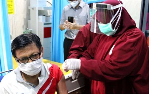 Tenaga kesehatan lingkup Dinkes Situbondo mengawali vaksinasi booster dosis dua. (Foto: Guido Saphan/Ngopibareng.id).