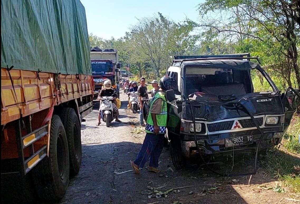Pikap bermuatan kelapa dan pisang yang ditabrak truk tronton di Jalan Raya Lumajang, Kecamatan Leces, Kabupaten Probolinggo. (Foto: Ikhsan Mahmudi/Ngopibareng.id)