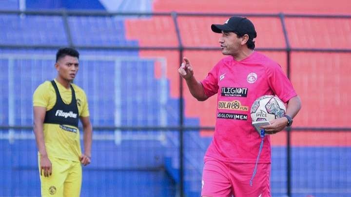 Pelatih Arema FC, Eduardo Almeida saat memimpin sesi latihan tim (Foto: Instagram: @aremafcofficial)