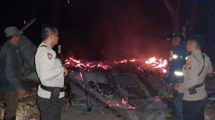 Polisi bersama warga melihat kondisi rumah korban yang ludes terbakar (Foto:Istimewa)