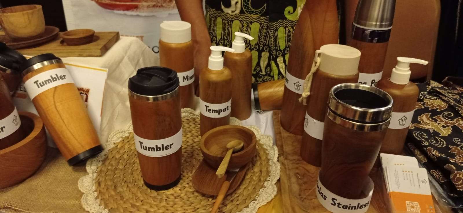 Pelbagai produk tempat minuman dari akar kayu jati. Ada mug, termos, dan lainnya produk asli Kecamatan Margomulyo, Bojonegoro. (Foto: dok. BumDes Margomulyo)