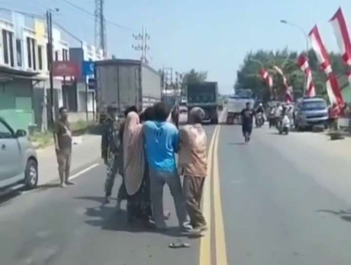 Aksi keributan di Jalur Pantura Tuban (Foto: tangkapan layar video)