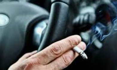 Video seorang sopir mobil membuang puntung rokok saat mengemudi, viral di media sosial. Video itu direkam oleh seorang perempuan pengendara motor. (Foto: ist)