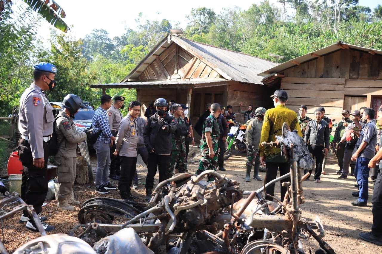 Personil gabungan saat melakukan pengamanan dan menyisir para pelaku teror di Dusun Baban Timur (Foto:Istimewa)