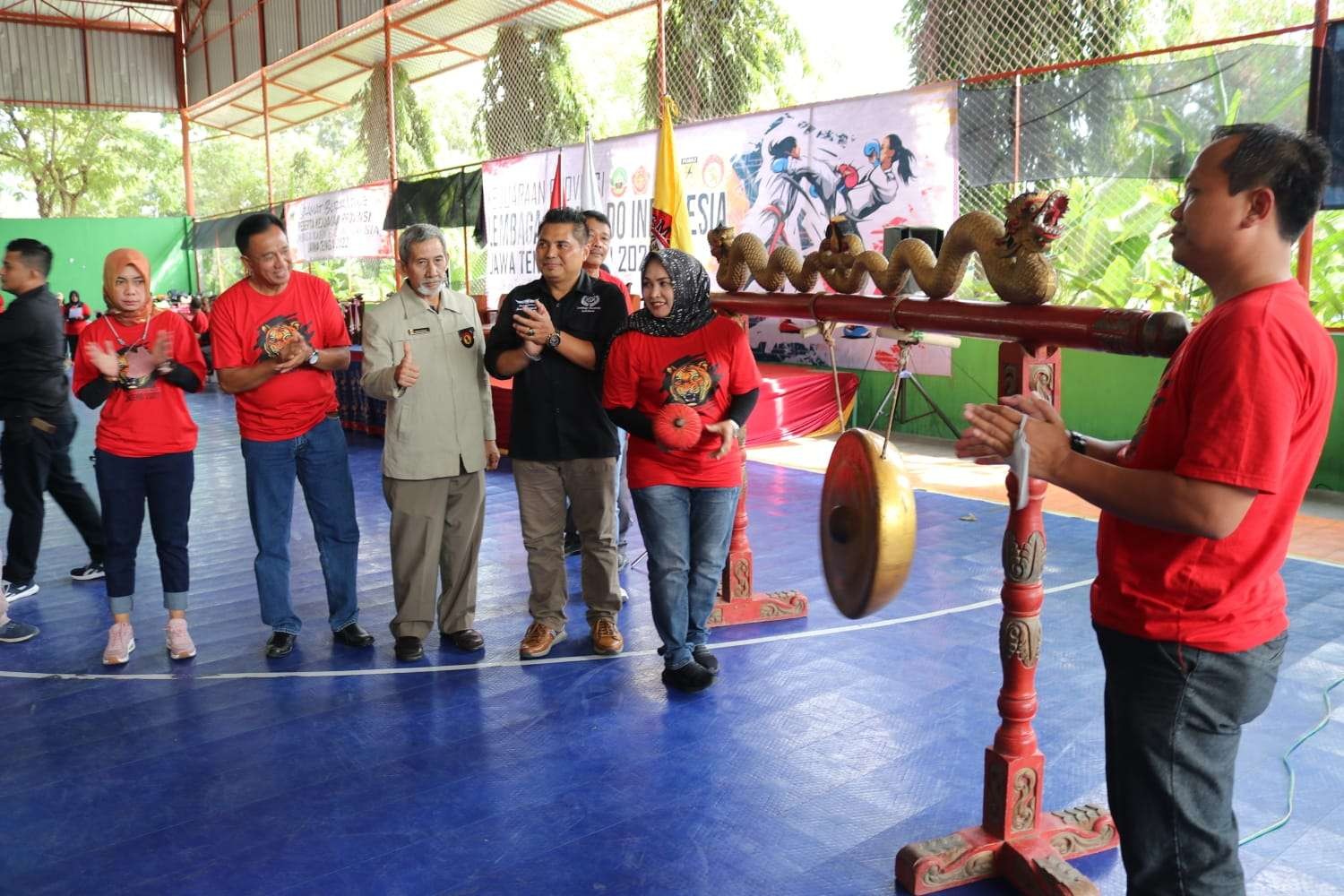 Wakil Bupati Blora Tri Yuli Setyowati pukul gong sebagai penanda dibukanya Kejurprov Karate Lemkari, Sabtu 6 Agustus 2022. (Foto: Ahmad Sampurno/Ngopibareng.id)