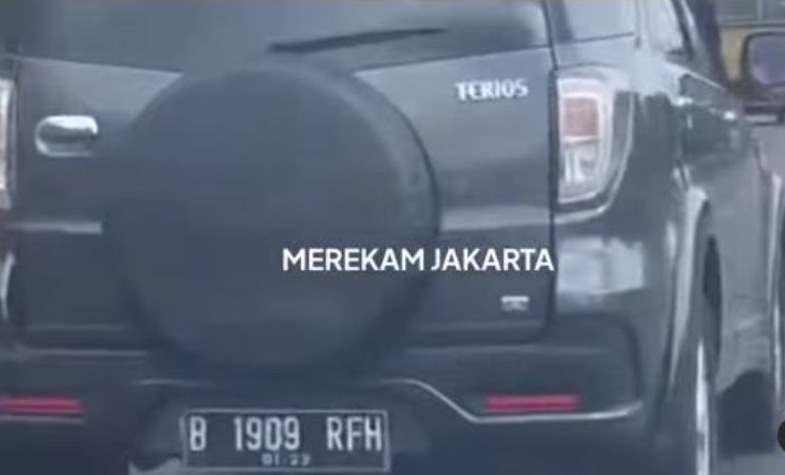 Mobil Plat RFH nekat kabur usai tabrak polisi. Lokasi kejadian di Tol Pancoran, Jakarta. (Foto: Instagram @merekamjakarta)