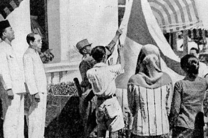 Pengibaran bendera merah putih pertama kali saat Hari Kemerdekaan RI 17 Agustus 1945 di Istana Negara Jakarta. (Foto: Istimewa)
