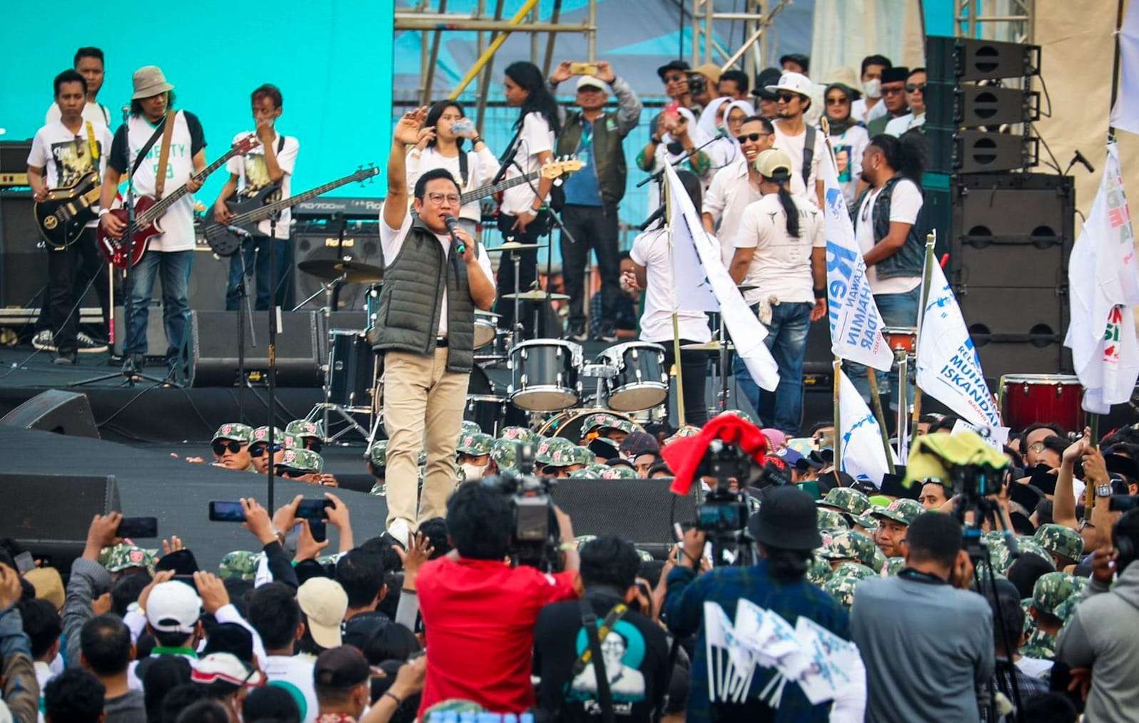 Gus Muhaimin menyapa relawan dari atas panggung Festival Gus Muhaimin (GMF) The Next 2024. (Foto: Aini Arifin/Ngopibareng.id)