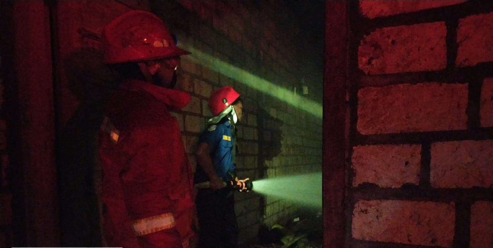 Tim Damkar melakukan upaya pemadaman di lokasi kebakaran (Dok. Damkar Tuban)
