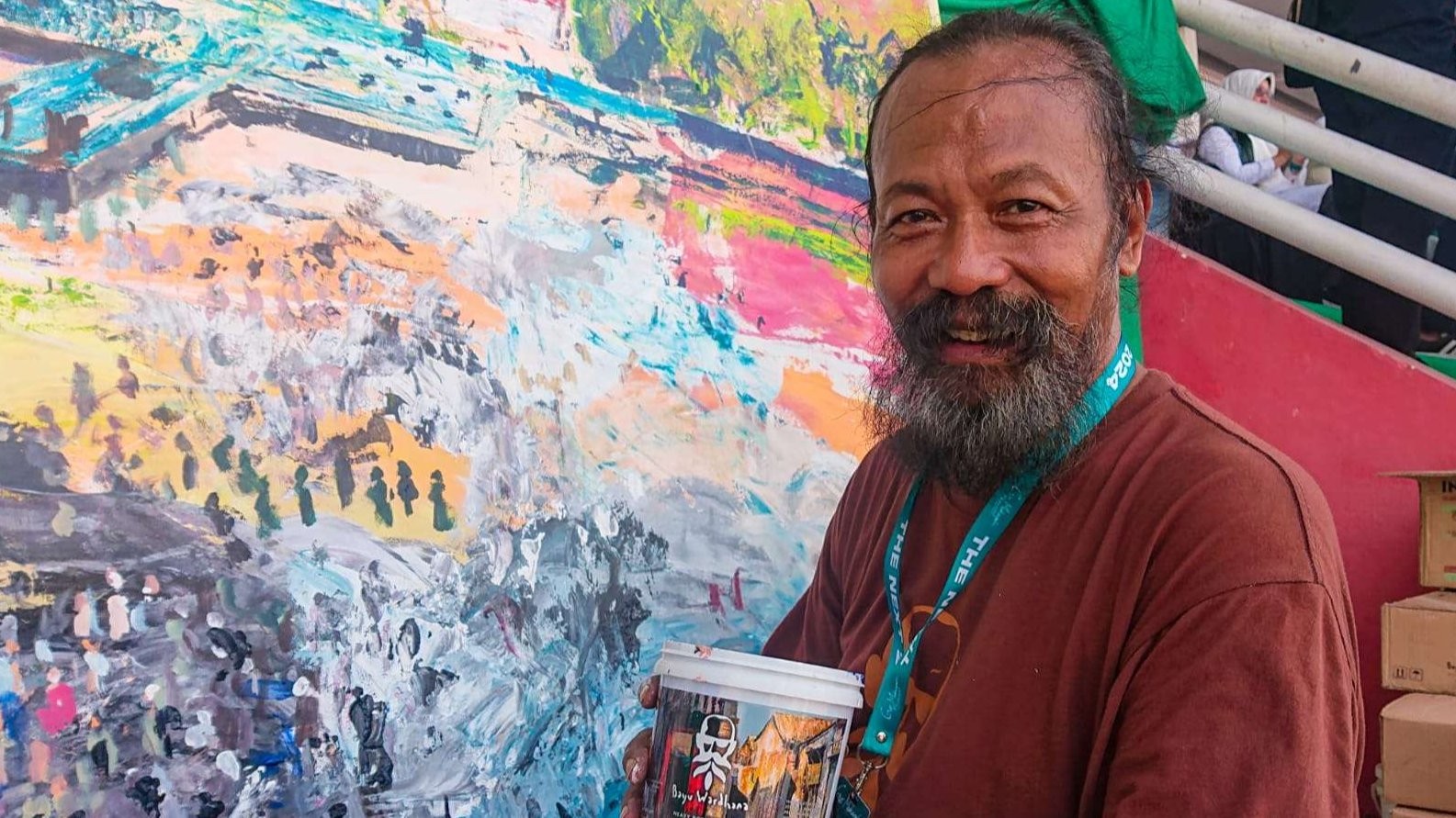Bayu Wardhana melukis di Gus Muhaimin Festival (GMF) The Next 2024 di atas tribune Gelora Delta Sidoarjo. (Foto: Aini Arifin/Ngopibareng.id)