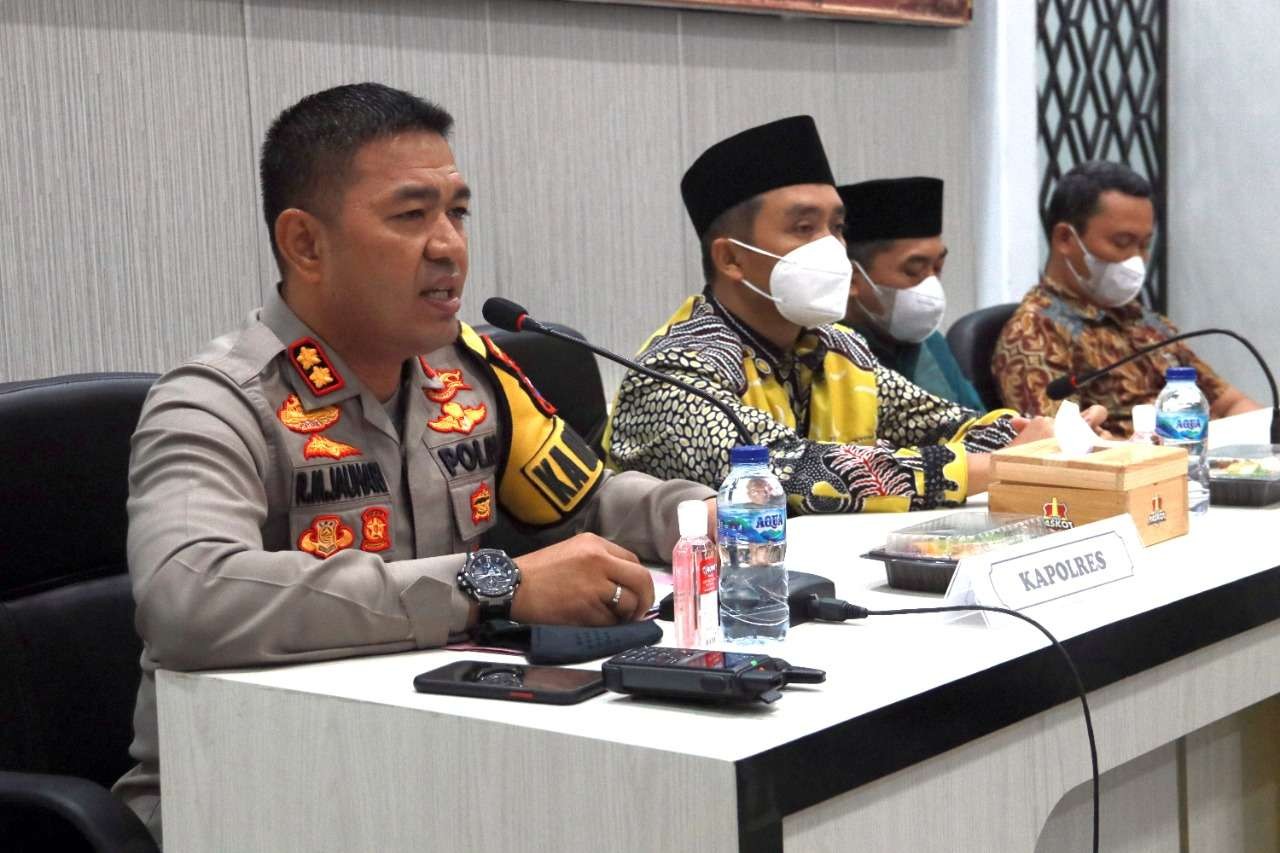 Kapolres Kota Pasuruan  AKBP Raden Muhammad Jauhari S.H S.I.K, M.Si (paling kiri) dan Wakil Walikota Pasuruan Adi Wibowo (kedua dari kiri) saat launching Satgas Perlindungan Perempuan dan Anak. (Foto: dok Humas Pemkot Pasuruan)