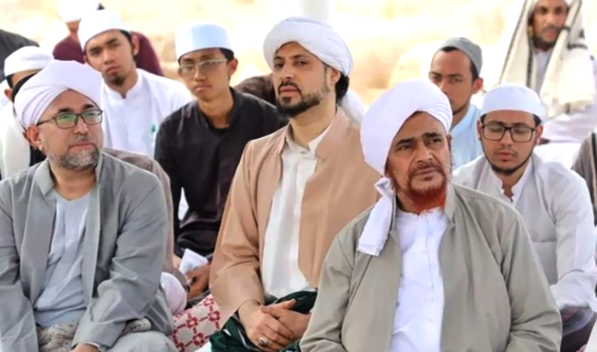 Habib Umar bin Hafidz di antara para ulama dari kalangan habaib di Nusantara. (Foto: dok.Ngopibareng.id)