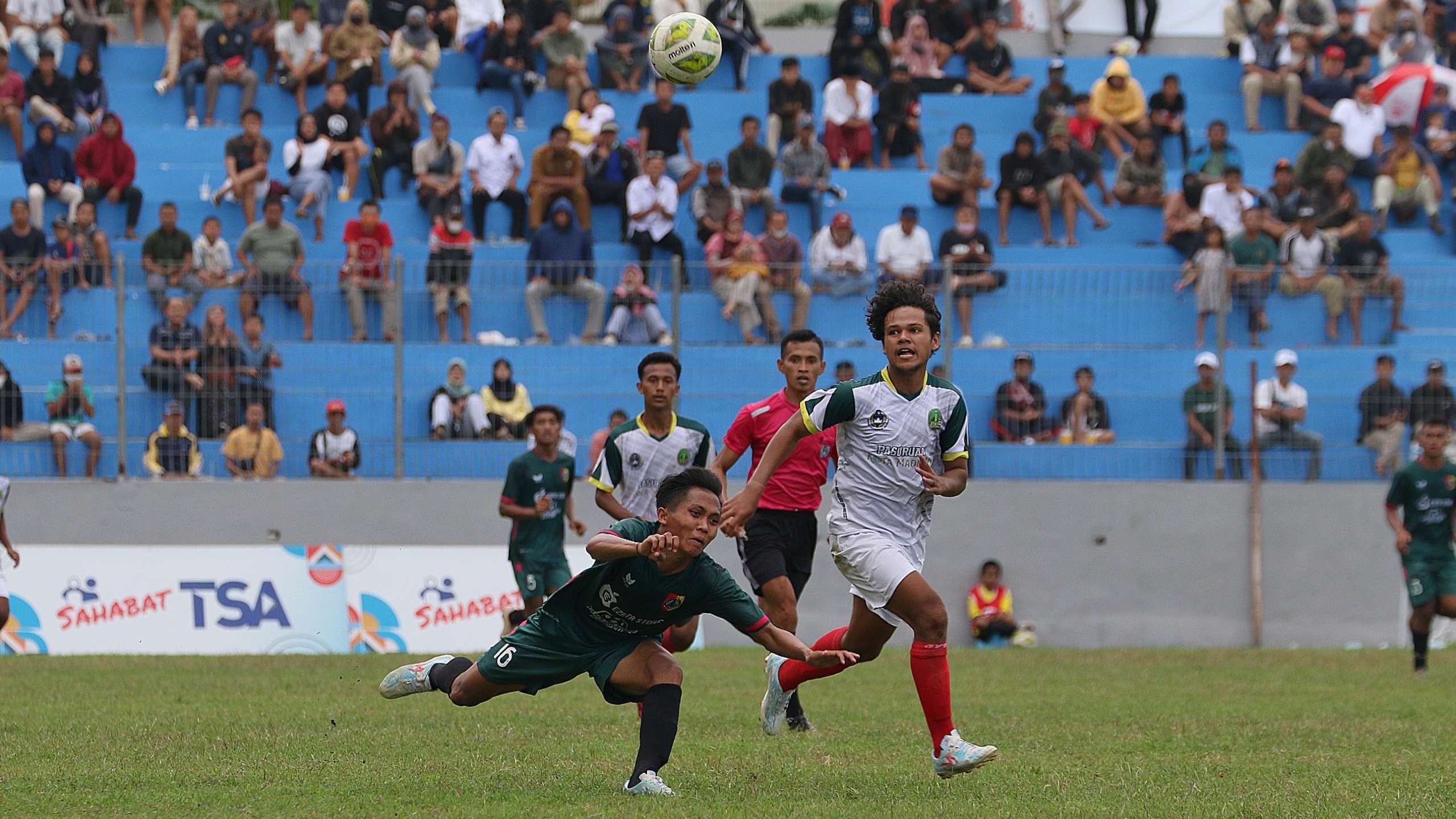 Pemain Jember (kiri) dan Kota Pasuruan (kanan) berebut bola dalam Porprov VII Jatim 2022. (Foto: Fariz Yarbo/Ngopibareng.id)