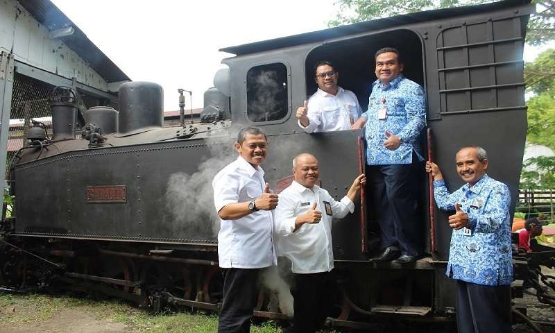 Bupati Blora Arief Rohman mencoba naik loko tour di Sorogo, Ngelo, Cepu.(Foto: dok. Blorakab.go.id)