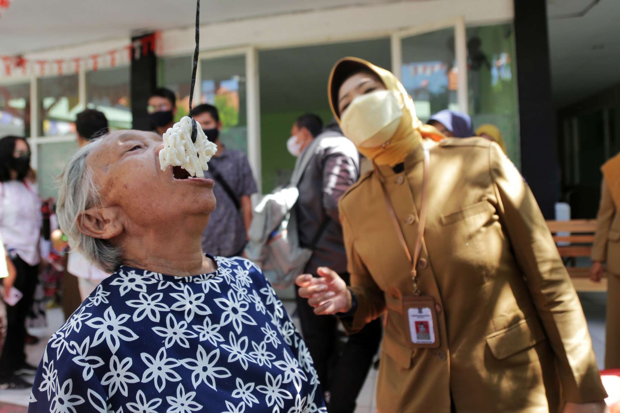 Salah satu lansia yang mengikuti lomba 17 Agustus di Griya Wreda Surabaya. (Foto: Dokumen Pamkot Surabaya)