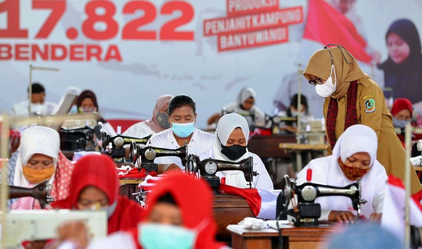 Bupati Banyuwangi Ipuk Fiestiandani melihat proses penjahitan bendera merah putih yang dilakukan oleh 77 penjahit (Foto: Istimewa)