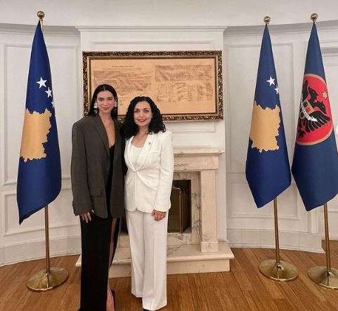 Dua Lipa mendapatkan gelar kehormatan sebagai Duta Besar Kehormatan Kosovo dari Presiden Vjosa Osmani. (Foto: Instagram @dualipa/@vjosa.osmani)