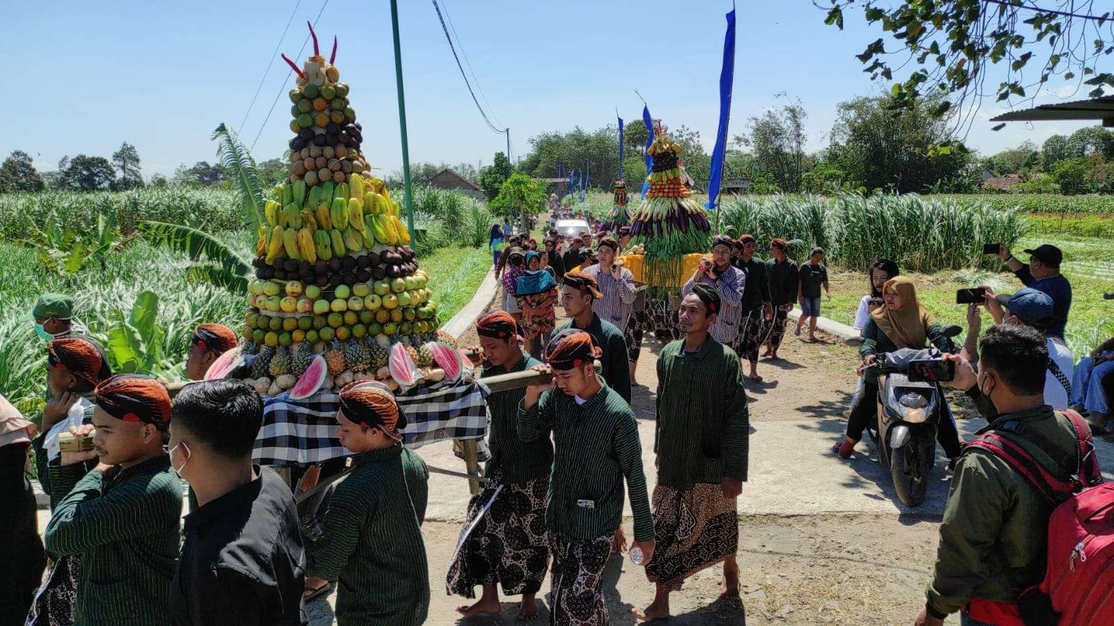 Uri Uri Budaya Warga Kediri Gelar Ritual Kirab Tumpeng ke Situs Calon Arang