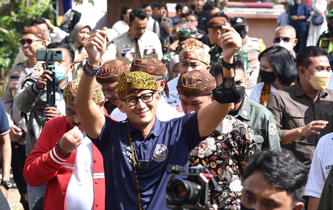 Menparekraf RI, Sandiaga Uno mengunjungi Desa Wisata Tirta Agung Sumberwringin Bondowoso yang masuk 50 nominasi ADWI 2022. (Foto: Guido Saphan/Ngopibareng.id)