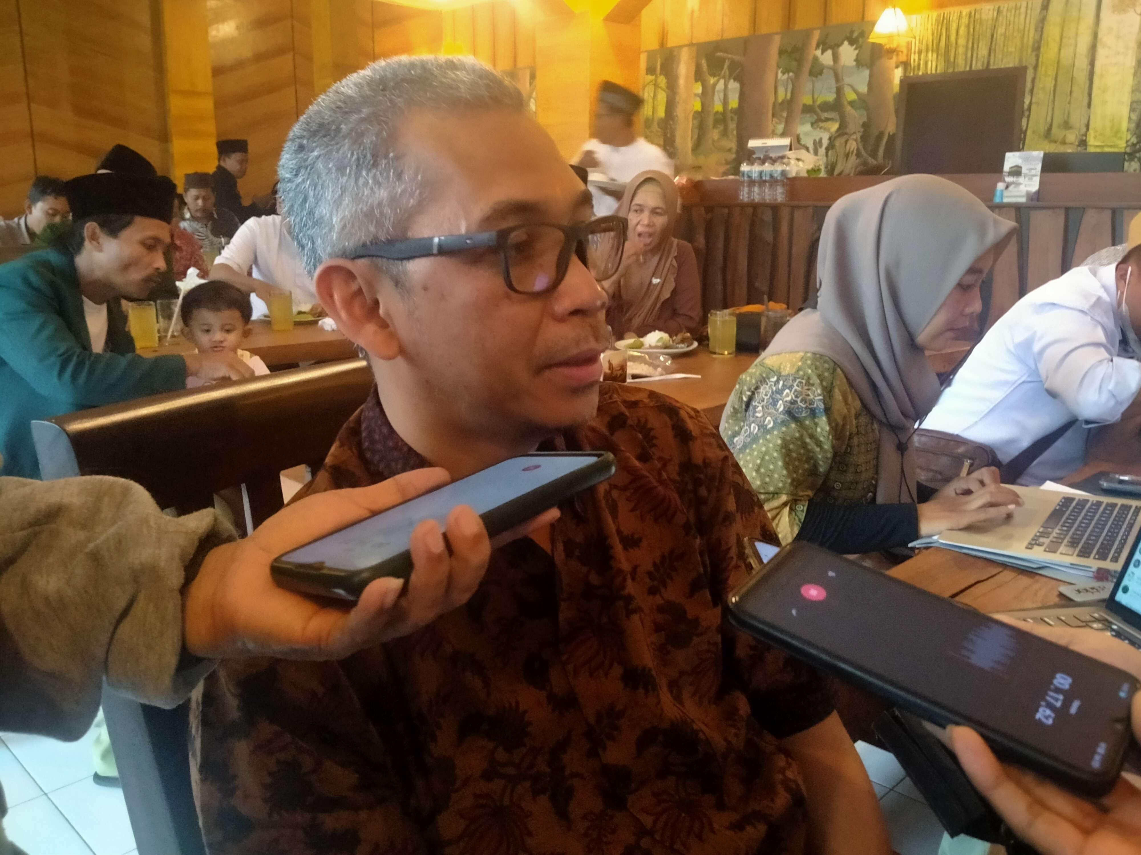 Direktur ISRE, Honest Dody Molasy menyebut elektabilitas pasangan capres Prabowo-Cak Imin elektabilitasnya tinggi. (Foto: Rusdi/Ngopibareng.id)
