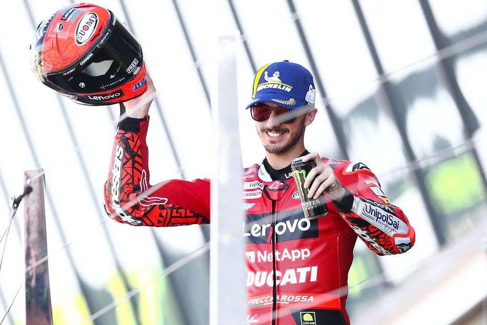 Francesco Bagnaia (Ducati Lenovo) saat merayakan kemenangan di SIrkuit Silverstone Inggris. (Foto: Twitter @motoGP)