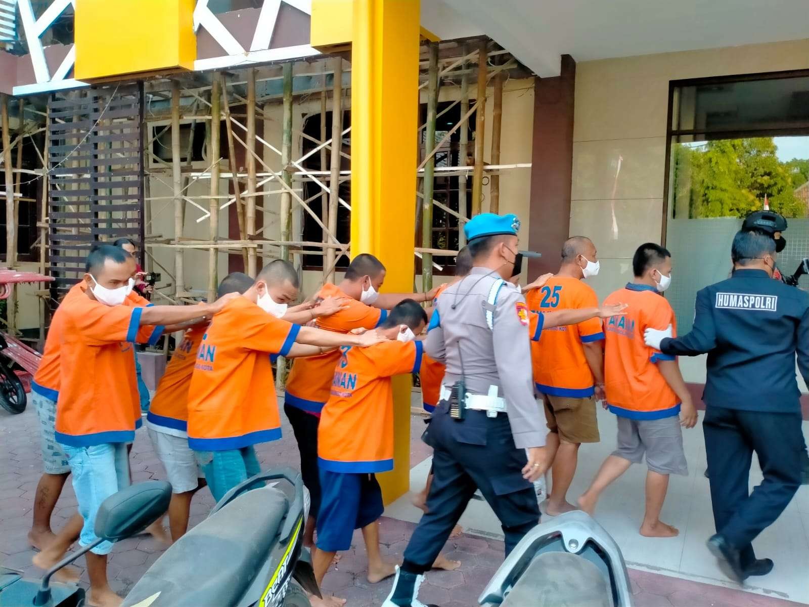 Delapan tersangka curanmor dan empat tersangka penadahnya ditangkap jajaran Polresta Probolinggo. (Foto: Ikhsan Mahmudi/Ngopibareng.id)