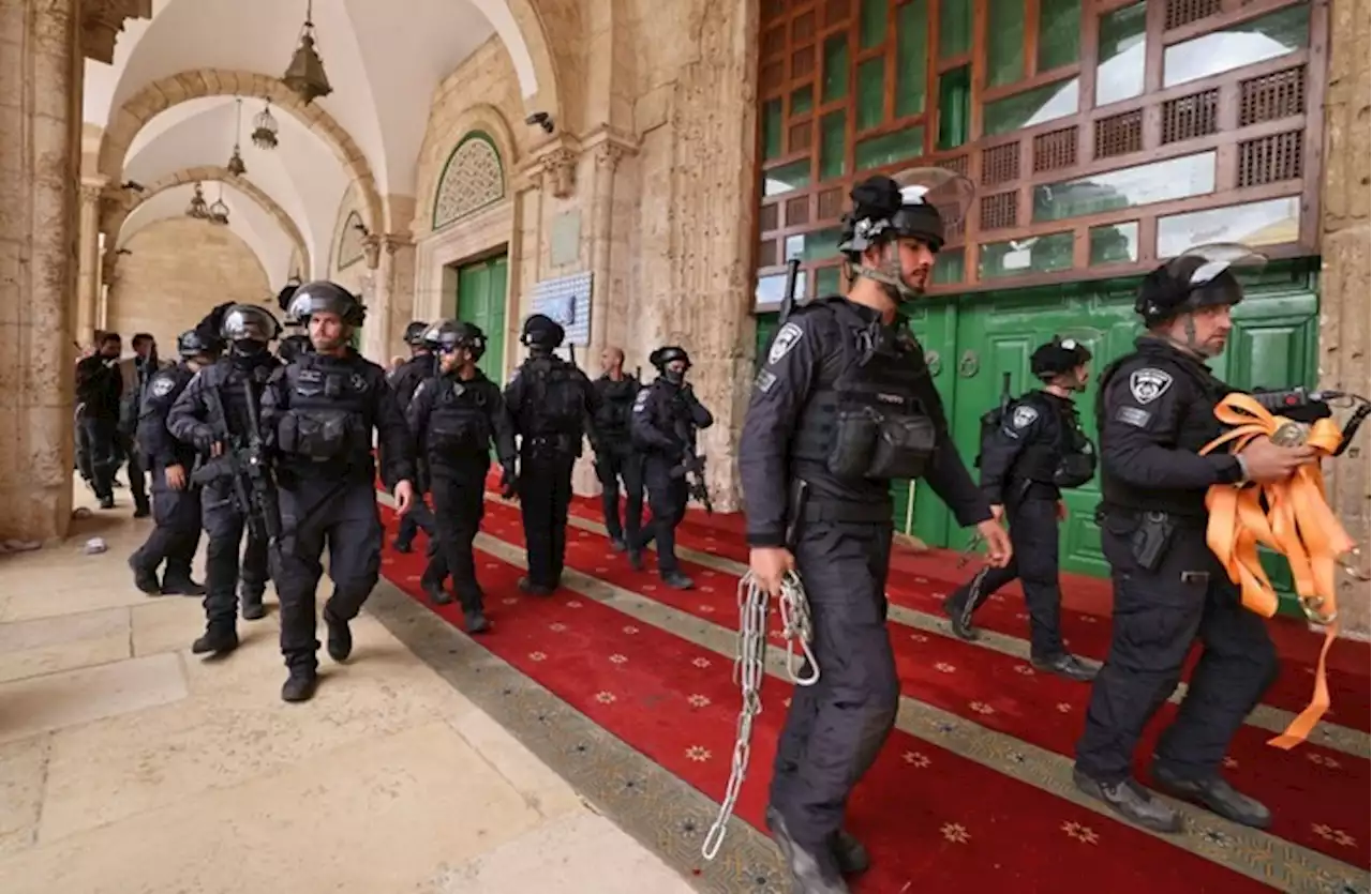 Serangan Israel di Jalur Gaza merupakan deretan panjang kekejaman Israel. Sebelumnya, polisi Israel bersiap untuk mengamankan pintu Masjid al-Aqsa selama bentrokan pada 5 Mei 2022. (Foto: reuters)