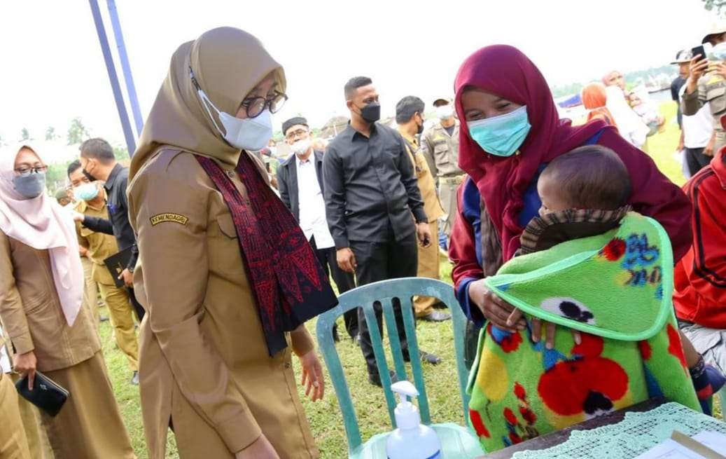 Bupati Banyuwangi, Ipuk Fiestiandani, menyapa salah seorang ibu yang mengantar anaknya melakukan imunisasi. (Foto: Istimewa)