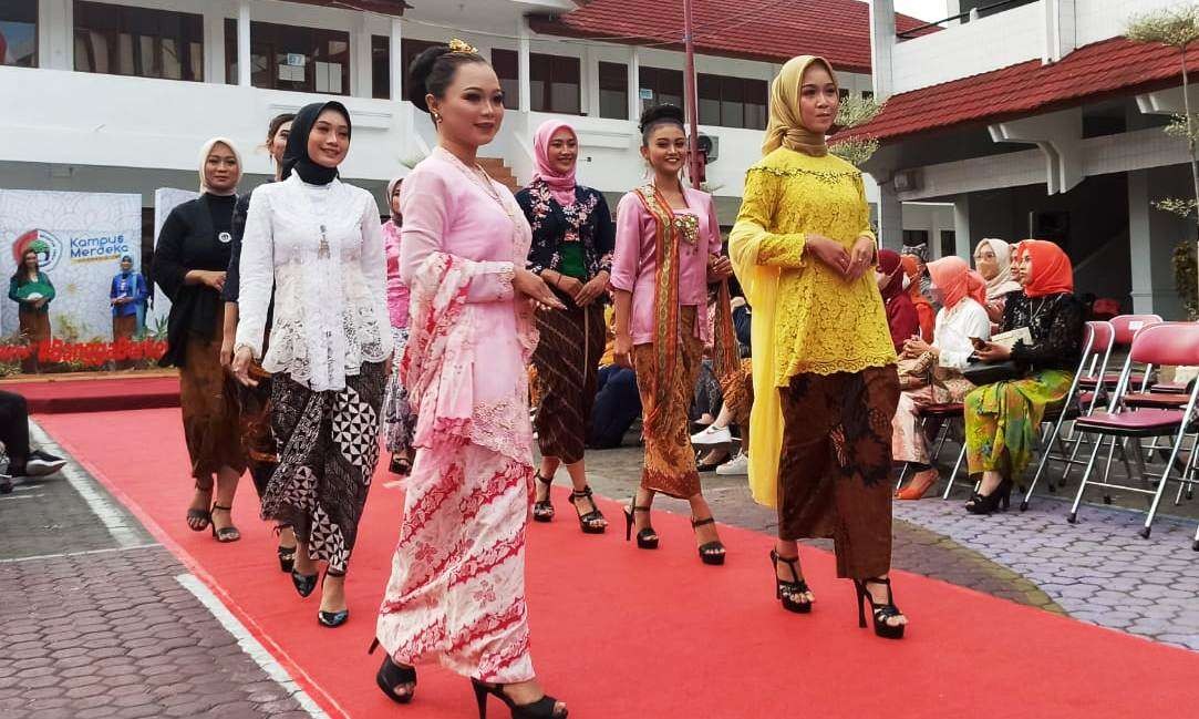 Mahasiswi Untag Banyuwangi melakukan fashion show kebaya saat peluncuran program Bangga Berkebaya. (Foto: Muh Hujaini/Ngopibareng.id)