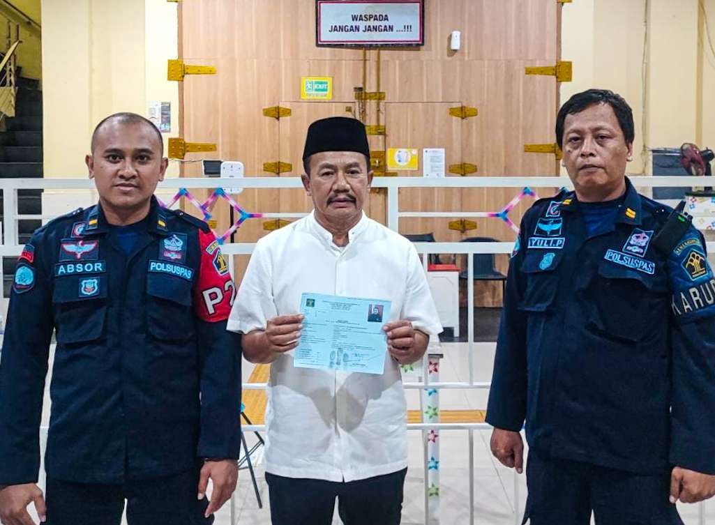 Eks Bupati Jombang (tengah) usai mendapatkan SK program CMB (foto : Aini/Ngopibareng.id)