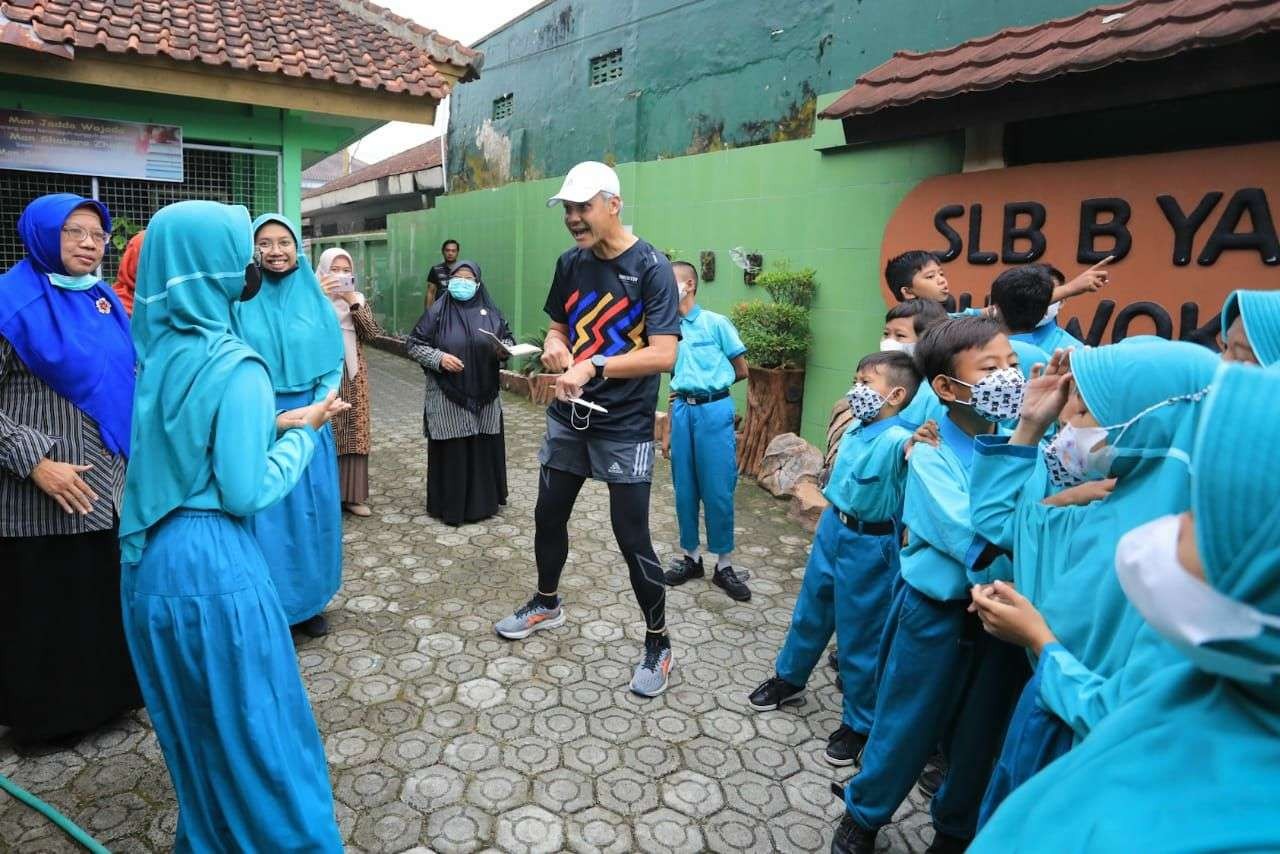 Gubernur Jawa Tengah Ganjar Pranowo berkunjung ke sekolah SLB di Purwokerto. Berinteraksi dengan siswa di SLB B. (Foto: Istimewa)
