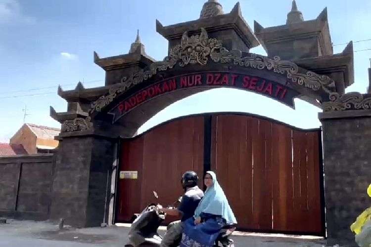 Izin operasi Padepokan Nur Dzat Sejati milik Samsudin resmi dicabut Pemkab Blitar. (Foto: Antara)