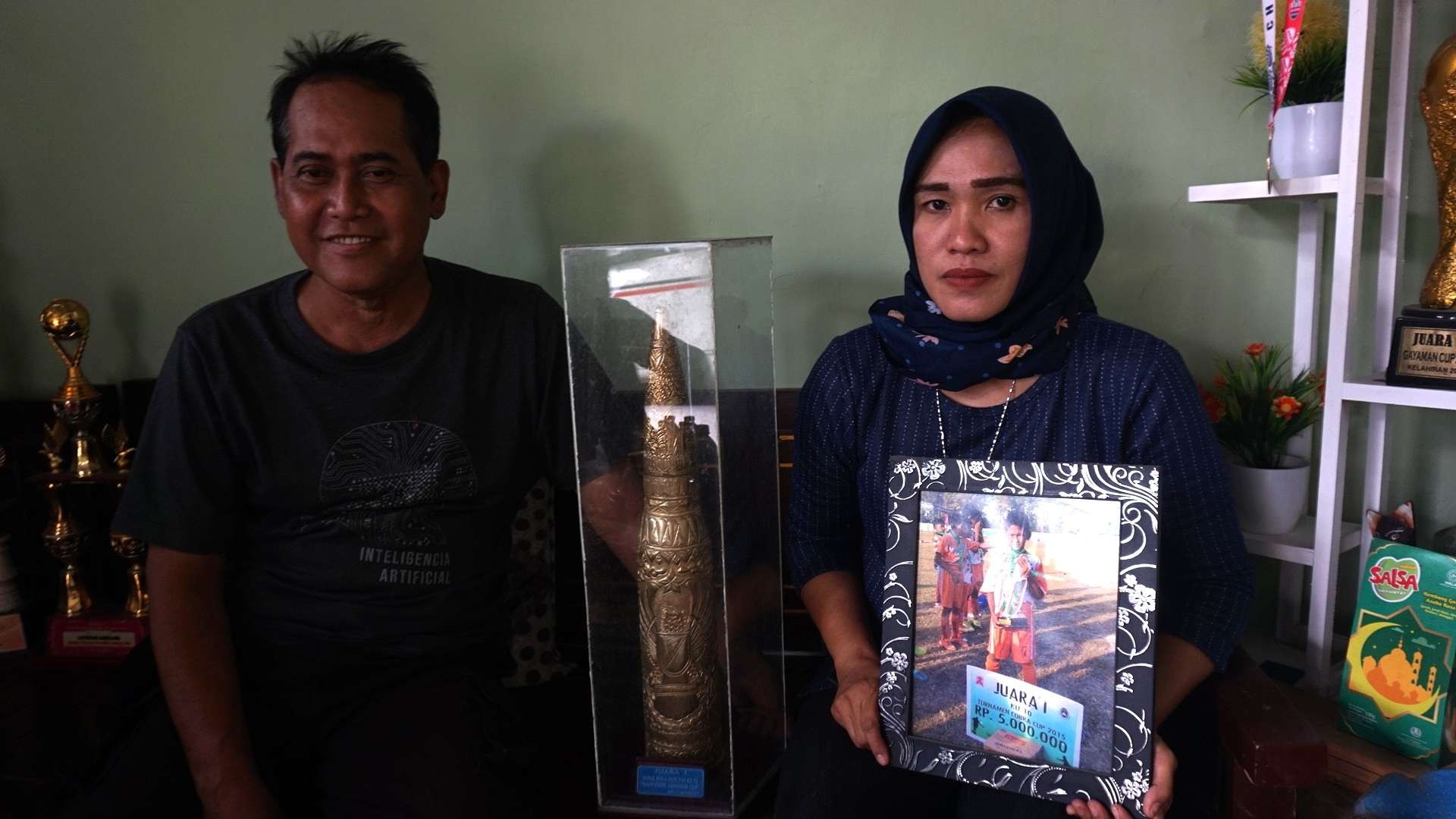 Ayah dan Ibunda Tegar pemain Timnas U-16 Indonesia asal Mojokerto.(Foto: Deni Lukmantara/Ngopibareng.id)
