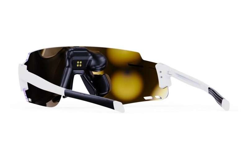 Kacamata gowes dan lari ENGO 2 bisa menampilkan data di lensa-nya