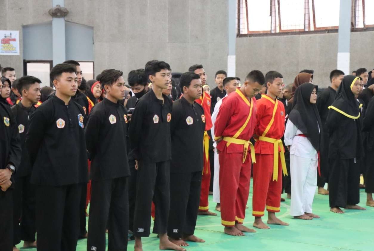 Ratusan pesilat muda dari berbagai perguruan Silat tampil di Kejuaraan Silat Kapolres Bondowoso Cup 2022.(foto: guido saphan/ngopibareng.id)