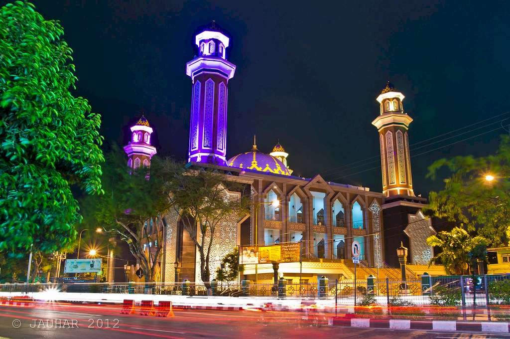 Masjid Raya Balikpapan, indah di waktu malam. (Foto: travellers)