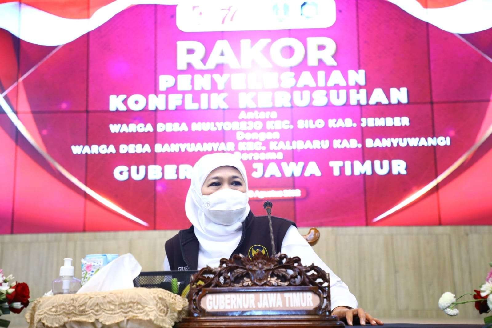 Gubernur Jawa Timur, Khofifah Indar Parawansa saat memimpin rakor penyelesaian konflik warga Jember dan Banyuwangi. (Foto: Humas Pemprov Jatim)