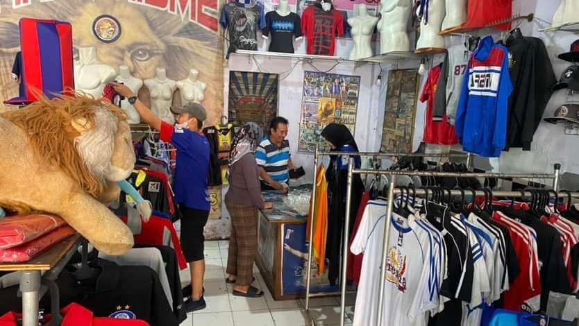 Salah satu penjual merchandise di Jalan Tlogomas, Lowokwaru, Kota Malang (Foto: Lalu Theo/ngopibareng.id)