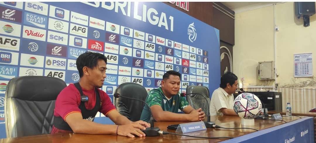 zMenjelang pertandingan melawan Borneo FC, pelatih Persik Kediri, Javier Roca tak terlihat pimpin latihan (Foto: Fendhy Plesmana/Ngopibareng.Id)