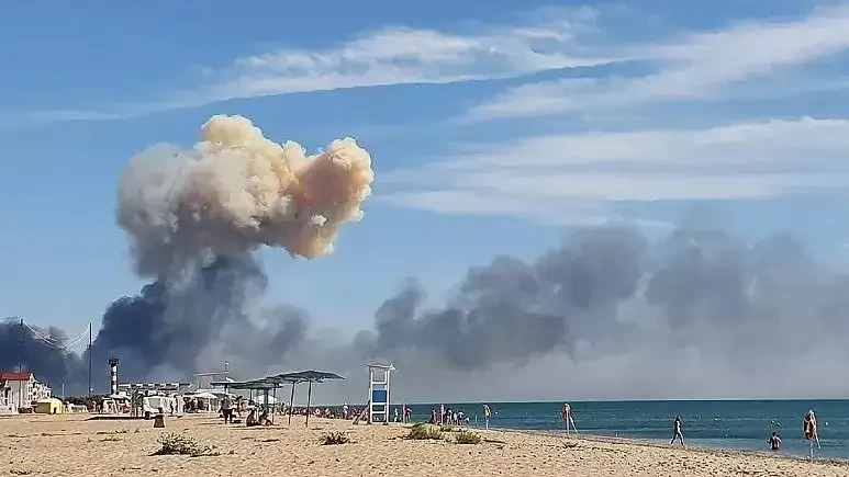 Pangkalan Udara Saki di Krimea, Rusia dipenuhi asap yang membumbung tinggi. (Foto: Euro News)