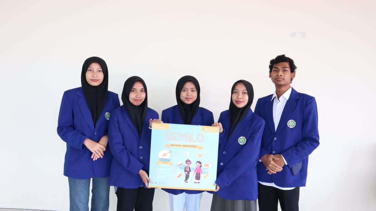 Tim Gemilo dari Universitas Negeri Malang beserta hasil karya inovasi mereka (Foto: Tim Gemilo)