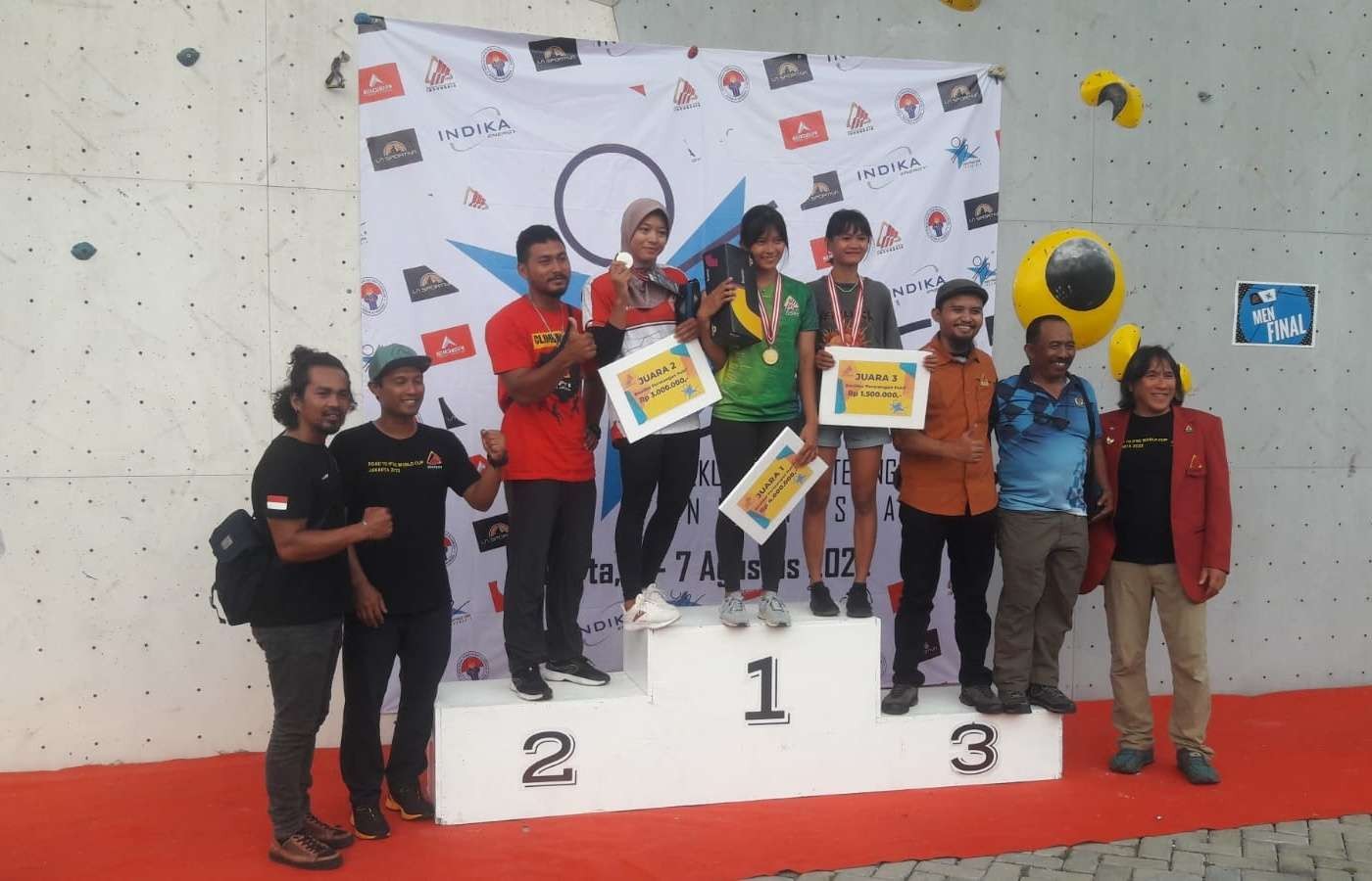 Atlet Panjat Tebing Jatim, Kharisma Ragil (hijau) saat tampil sebagai juara di nomor boulder putri. (Foto: FPTI Jatim)