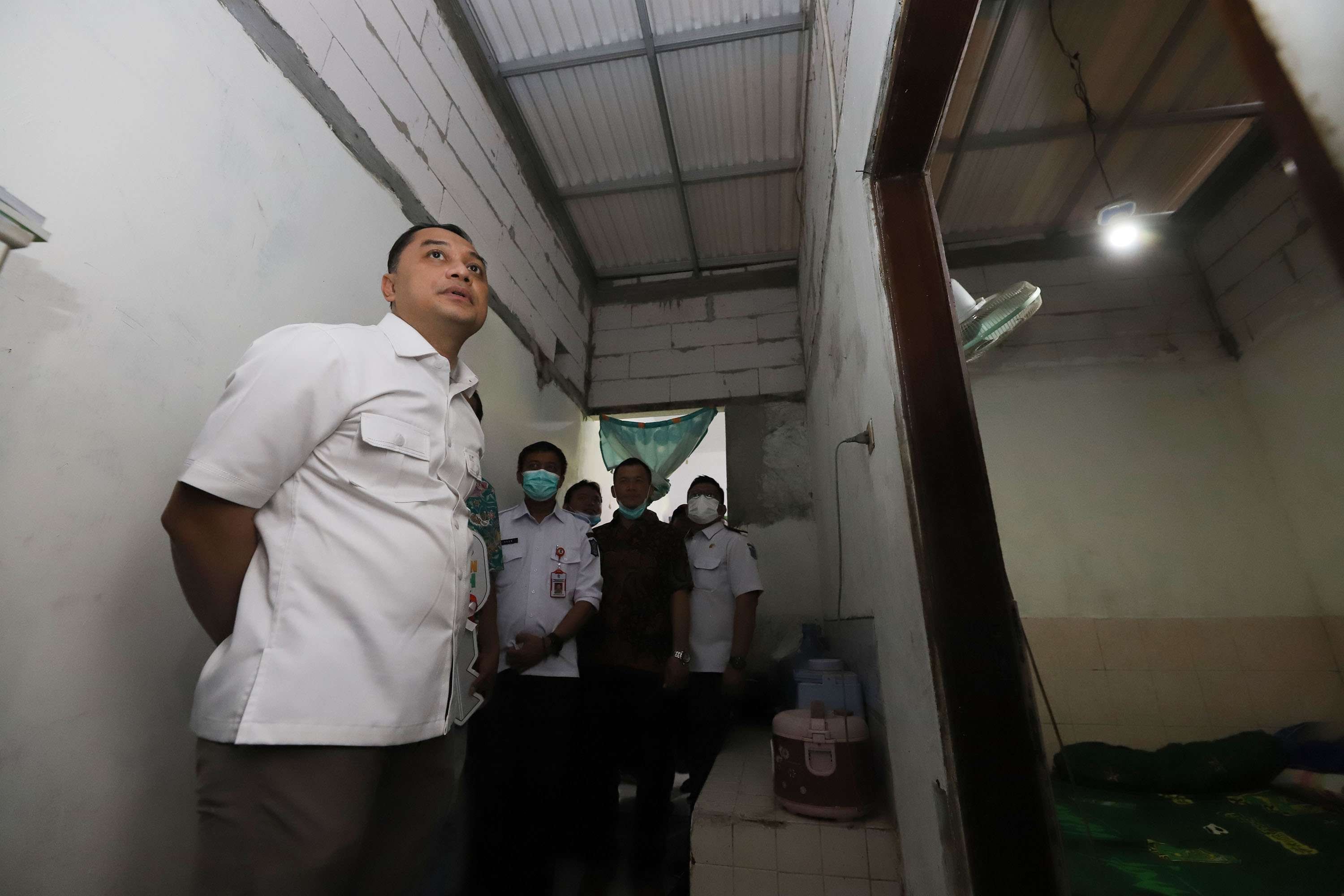 Walikota Surabaya, Eri Cahyadi saat mengunjungi salah satu rumah warga penerima bantuan Rutilahu di Tandes. (Foto: Dokumentasi Humas Pemkot Surabaya)